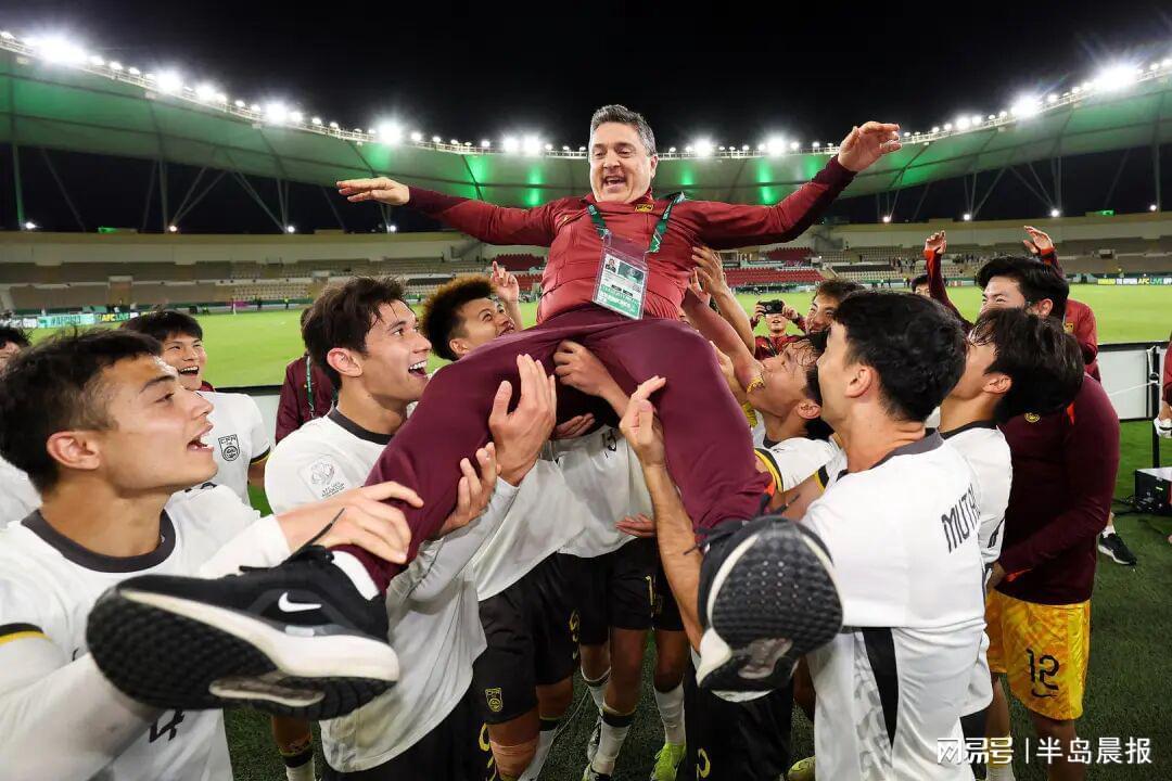 乐鱼体育直播-U23国足更衣室狂欢庆祝，主帅安东尼奥：先享受今天再考虑日本